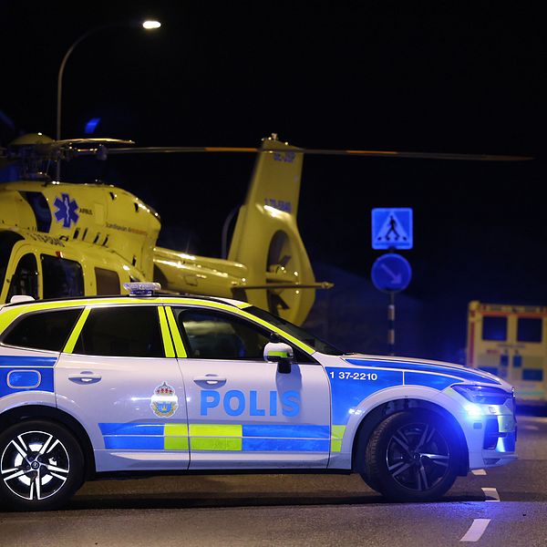 Polisbil och ambulanshelikopter på plats i Rågsved.