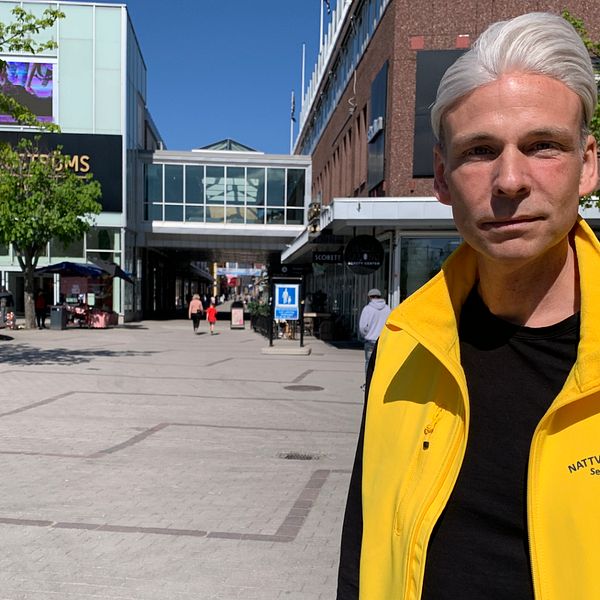 Nattvandraren Martin Ekholm står i centrala Falun