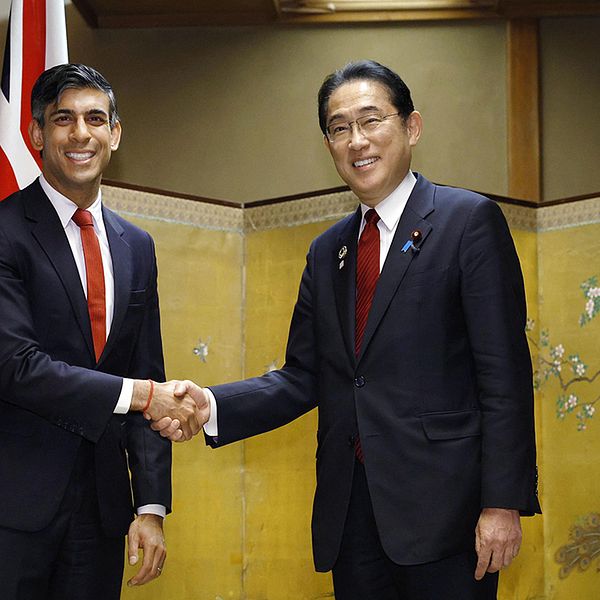 Storbritanniens premiärminister skakar Japans premiärminister Fumio Kishidas hand.