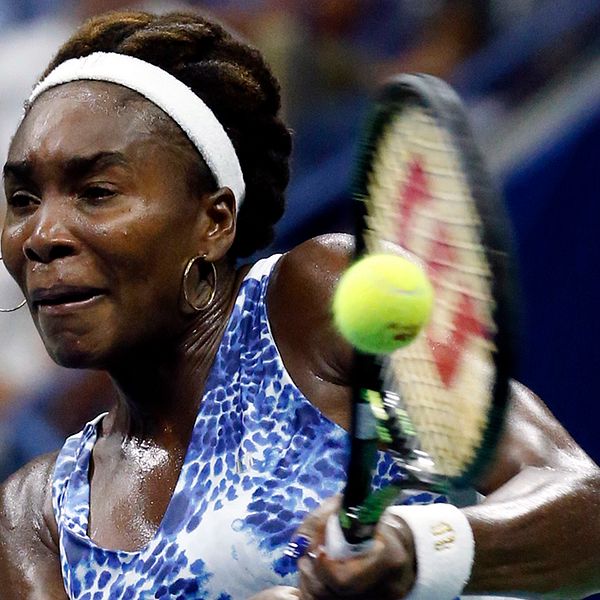 Venus Williams retunerar mot lillasyster Serena Williams under kvartsfinalen i U.S. Open i tennis. Ett möte som Serena vann. Venus tog titeln i Wuhan.