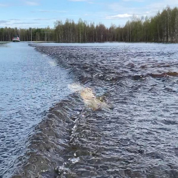 Bilvägen till byn Soukolojärvi i Tornedalen svämmar över av vatten.