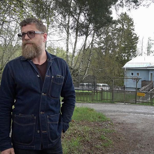 Rasmus Thomsen, orförande för stiftelsen Mora park står framför LSS-boendet Mora strand i Järna, Södertälje.