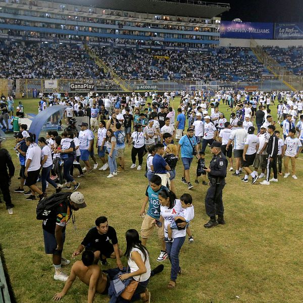 Flera personer uppges ha dött i samband med en fotbollsmatch i El Salvador.