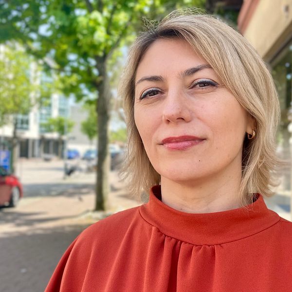 Elena Kurenkova (SD) står i centrum i Klippan – hon är ny ordförande i Sverigedemokraterna Klippan.