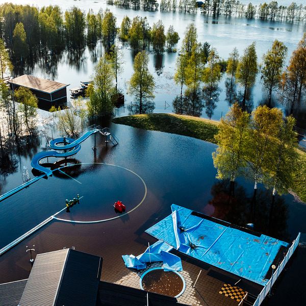 Drönarbild med vy över det översvämmade utebadet i Övertorneå.
