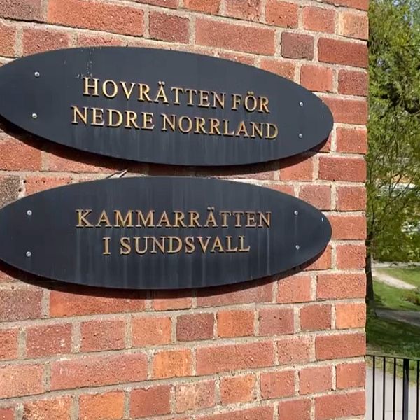 På bilden syns två skyltar som sitter mot ett tegelhus. På den övre skylten står det Hovrätten för nedre Norrland och på skylten under står det Kammarrätten i Sundsvall.