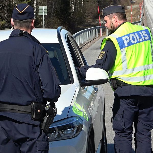 Två poliser stoppar en förare i Luleå som kör 14 km/h för fort på en 90-sträcka.