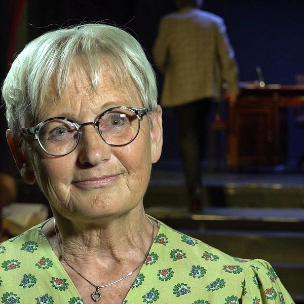 Gunilla Bördin från Borås spelar sömmerska i teaterpjäsen ”Algots i nöd och lust!”. Äldre kvinna med kortklippt vitt hår och glasögon.