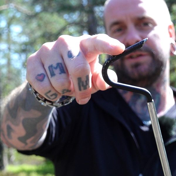 Ormfångaren Martin Fridh Mathiasson i Ronneby flaggar för ett ormår.