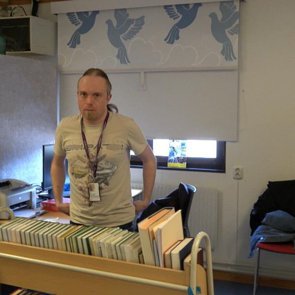 Bibliotekarie Erik Flodin-Larsson står i bilioteket i Lillhärdal i Härjedalen och förklarar varför böckerna slängdes.
