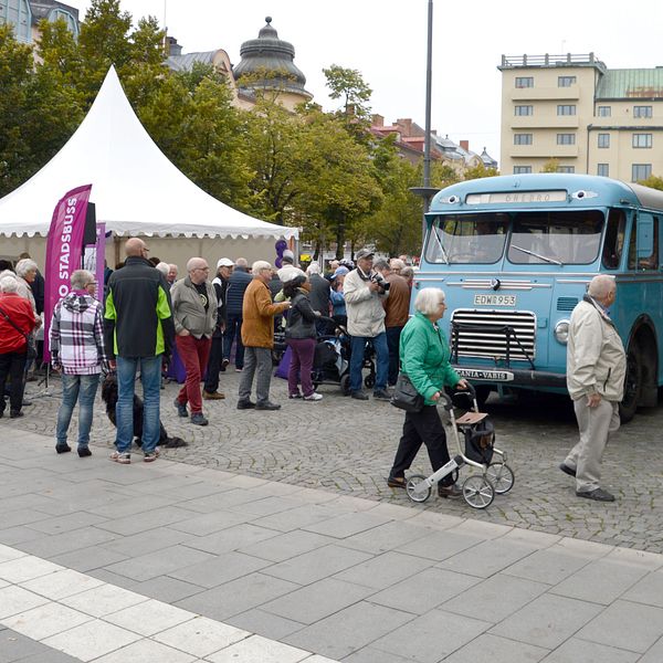Järntorget i Örebro med folk och gammal buss