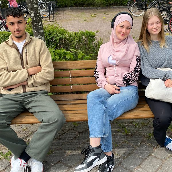 Mohammed Shekha shoppar flera storlekar för att prova kläderna hemma, Enya Widén och Elsa Vall orkar inte lämna tillbaka felköp. Hör dem berätta mer i klippet.