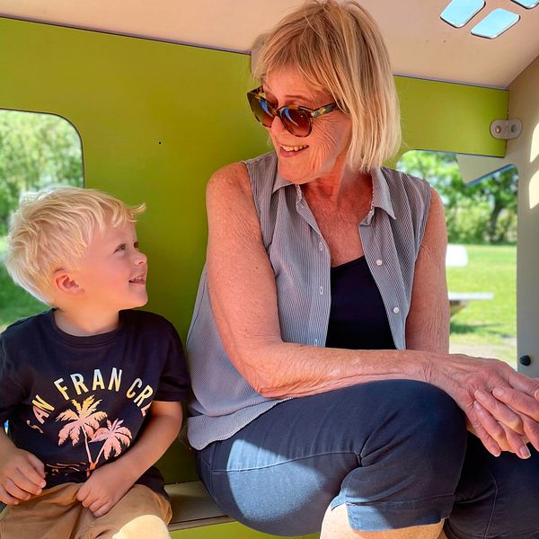 Mormor Cecilia Zadik med barnbarnet Timothy Innes besökte Regnbågslekplatsen i Viken tillsammans.