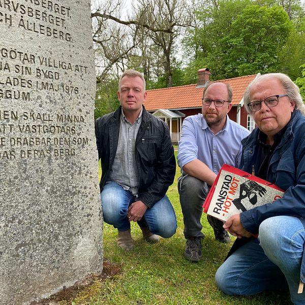 Anders Kindbom, Magnus Ljung och Per Gustafsson framför stenen som restes till minne av de stora protesterna mot uranbrytning 1976.