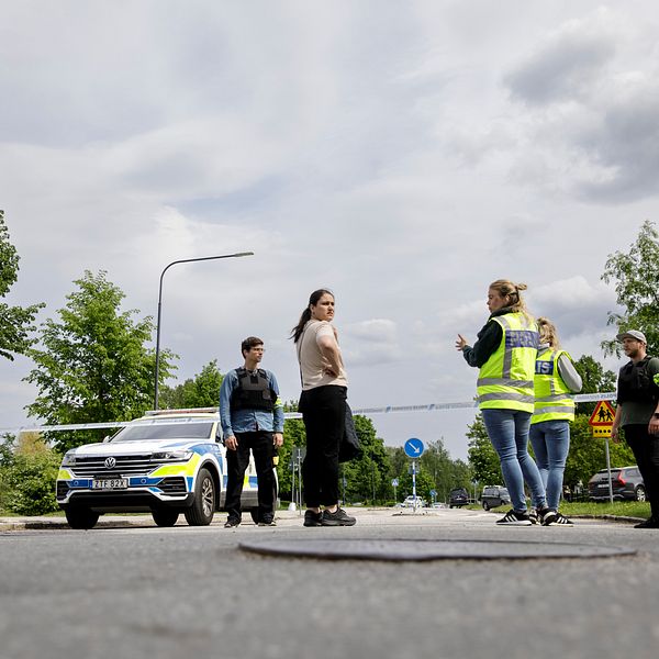 Flera polisen på står utanför Engelbrektsskolan i Örebro.