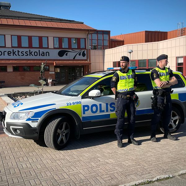 poliser framför en polisbil uanför Engelbrektsskolan i Örebro