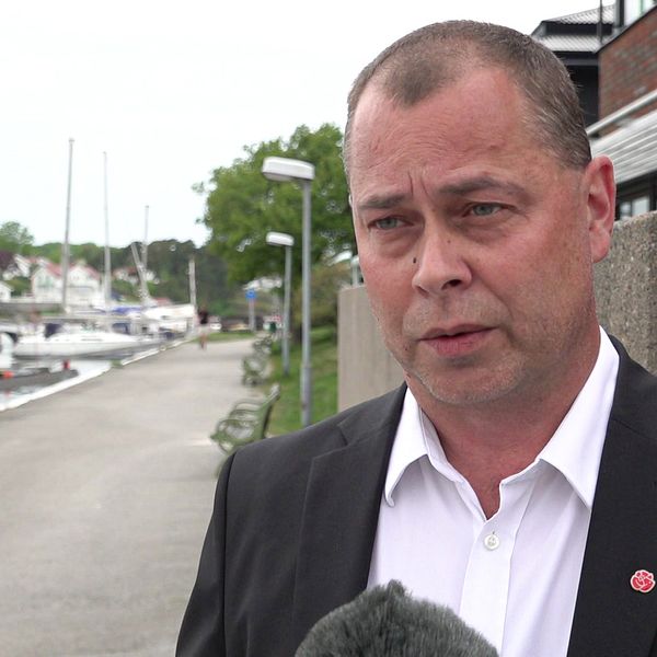 Olof Lundberg är socialaldemokrat och ordförande i kommunstyrelsen i Stenungsunds kommun. Man med kort hår och kavaj intervjuas.