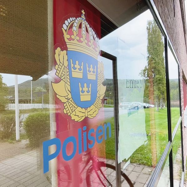 Polisstationen i Sollefteå. Man ser ett fönster med polisens logotyp.