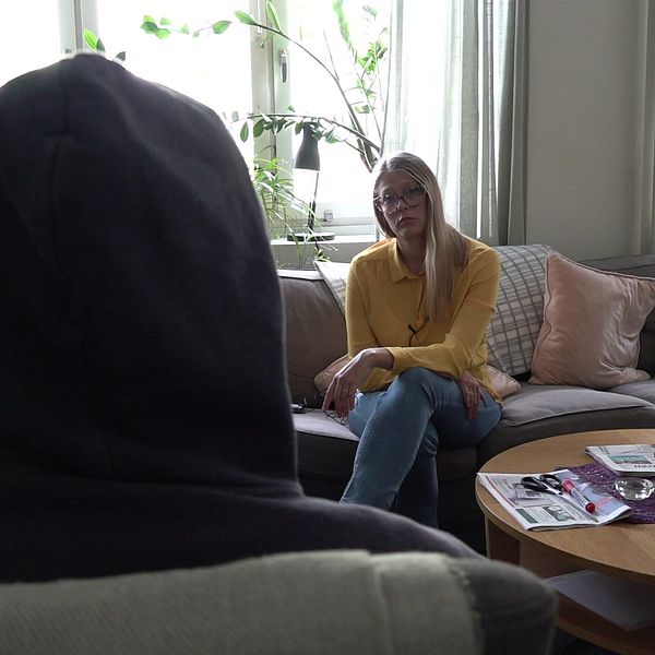 Bild på en person som är anonymiserad, man ser bakhuvudet på personen. Framför personen sitter SVT:s reporter Fanny Asplund i en soffa.