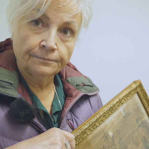 Eva Stenberg Arthursson, ordförande i Malå sameförening med en tavla i handen
