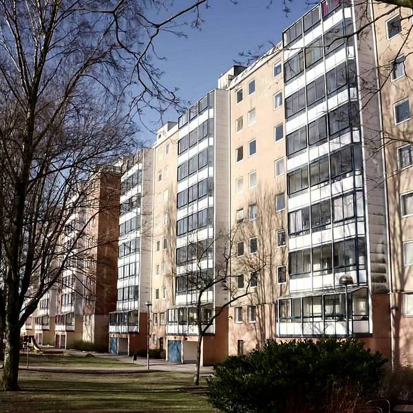 Bostadsområdet Andersberg med höghus i solen.