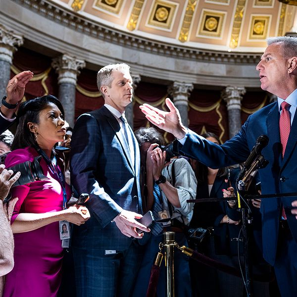 Representanthusets republikanske talman Kevin McCarthy ,öter reportrar.