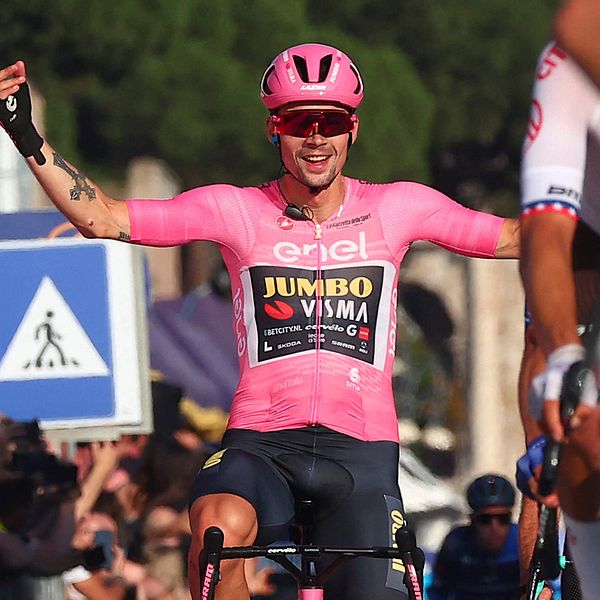 Roglic firar att han vunnit Giro d'Italia.