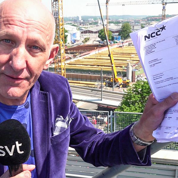 SVT:s reporter John Carlsson visar fakturor för bonusarna som Trafikverket betalat till NCC – totalt 21 miljoner kronor.