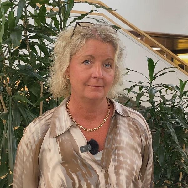 Tina Svensson-Hammargård, chef bildningsförvaltningen, står i kommunhuset och berättar om hur många barn som har kommit till Vemdalens förskola under senaste halvåret.