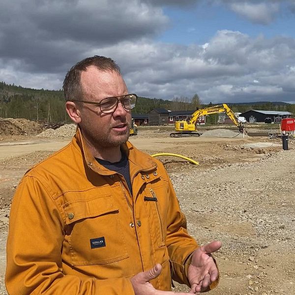 Vemdalfjällens företagarförenings ordförande Peter Broberg står på byggarbetsplatsen i Vemdalen där första spadtaget precis har tagits för nya butiker, kontor och en efterlängtad aktivitetshall. Hör Peter berätta om planerna för Vemdalen och arbetet bakom i klippet.