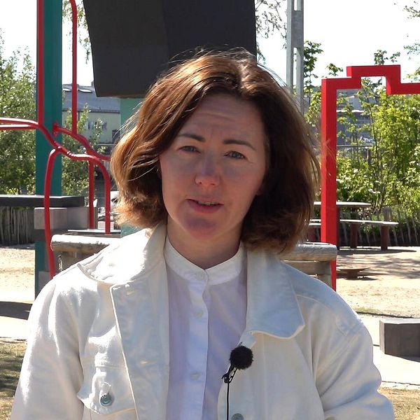 SVT:s reporter Liubov Nenasheva vid en lekplats