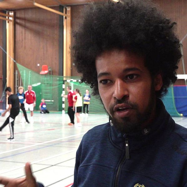 idrottskonsulenten Mousa Mousa i en sporthall där ungdomar tränar handboll