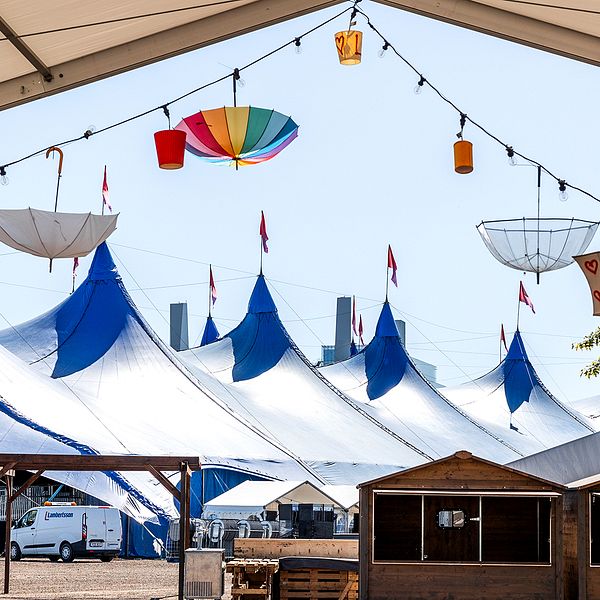 En bild från Frihamnen i Göteborg där man byggt upp blå tält inför Jubileumsfestivalen.