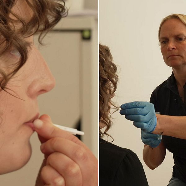 Ung kvinna med testspatel i munnen och sköterska med plasthandskar.