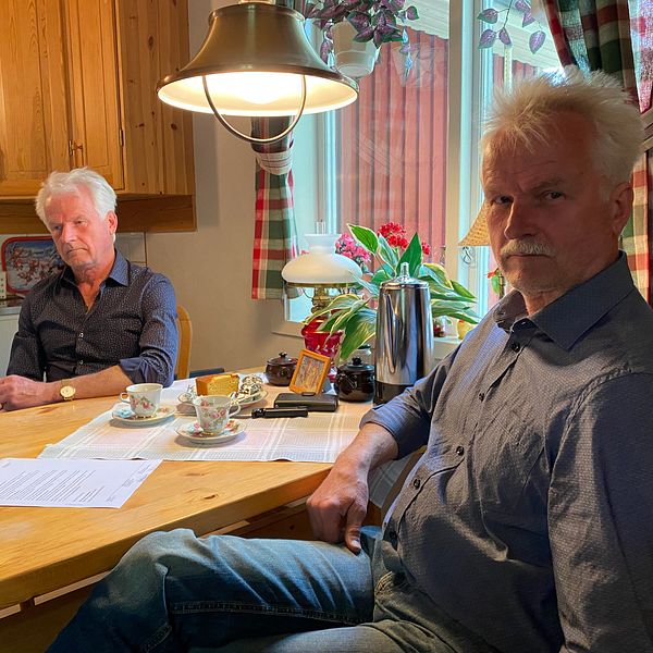 Ture och Tore Molin sitter i sin stuga i Annelund norr om Ånge, vid köksbordet och ser allvarliga ut.