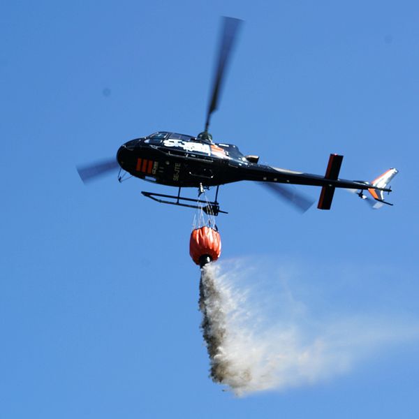 Helikopter vattenbombar skogsbrand i Åryd, öster om Växjö