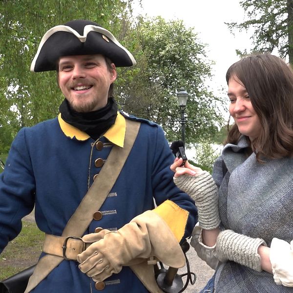 En man och en kvinna i historiska kläder.