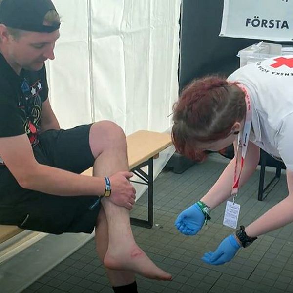 Christoffer Lind får sin fot omplåstrad på Sweden Rock Festival.