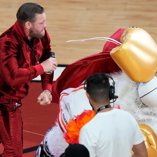 Conor McGregor gav Miami Heats maskot Burnie en rejäl smäll.