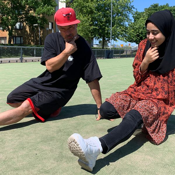 En breakdancare som lär en elev att dansa breakdance på Stenkulaskolan i Malmö.