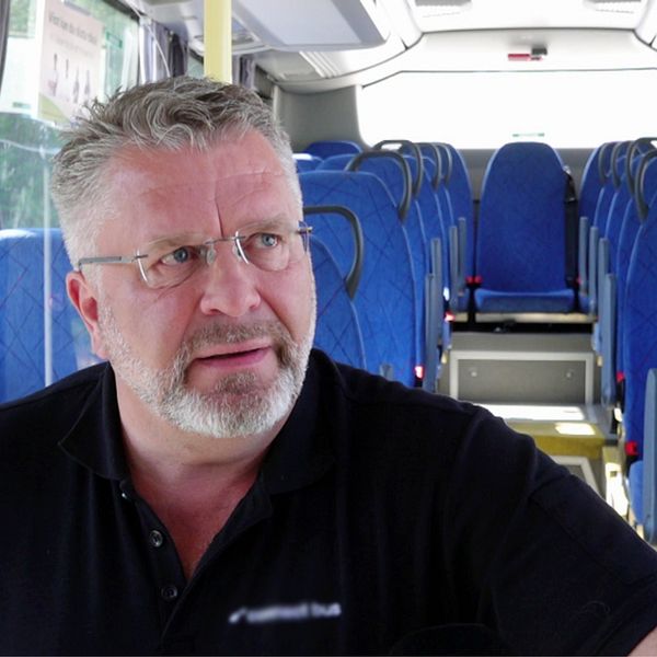 Robert Karlsson, trafikområdeschef Connect bus. Man med grått hår och skägg står i buss.