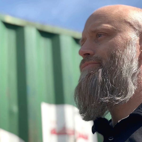 I bild syns Ronnie Allzén, klubbordförande på IF Metall. Han har långt skägg, är flintskallig och står framför en grön container. I videon berättar han hur Metallfacket ser på framtiden för deras medlemmar på Rönnskärsverket i Skelleftehamn efter branden.