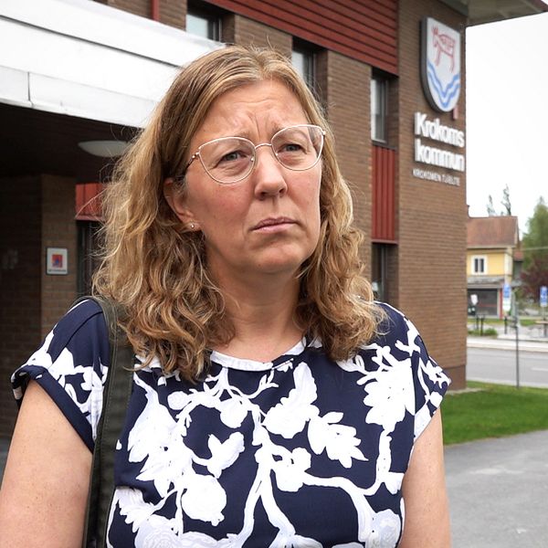 Anna Berkestedt Jonsson, socialchef i Krokom står framför kommunhuset med glasögon och axellångt ljusbrunt hår.