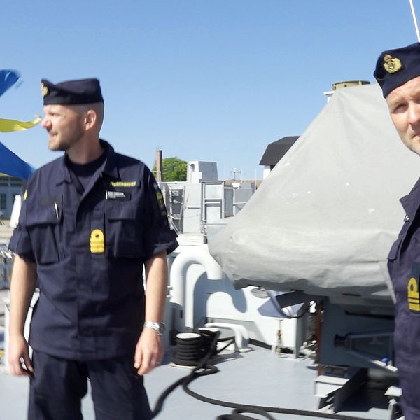 Divisionschef Bengt forssman och fartygschef Mathias Hagberg på HMS Vinga.