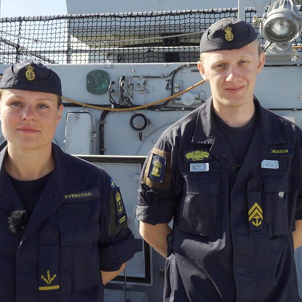 Sambandsbefäl Emma Svensson och sonaroperatör Max Magnusson är två av besättningsmedlemmarna på HMS Vinga.