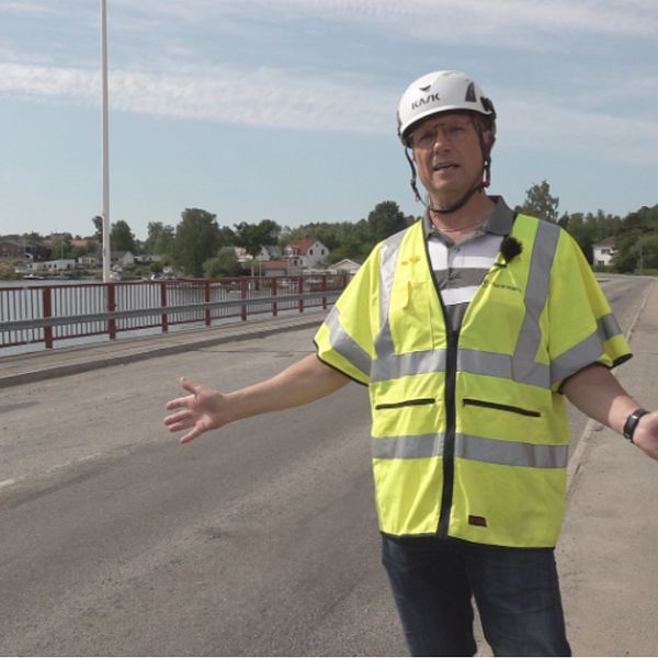 Pär Eriksson står på bron och håller ut händerna för att visa. Han har vit hjälm och neongul reflexväst.