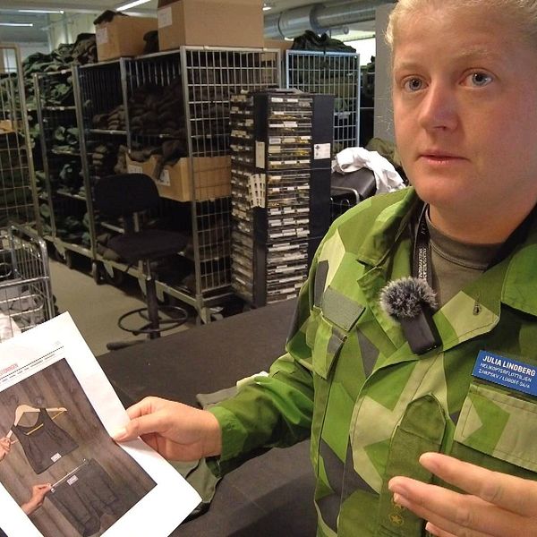 Julia Lindberg, specialistofficer på Helikopterflottiljen i Linköping, visar upp hur underkläderna ser ut.