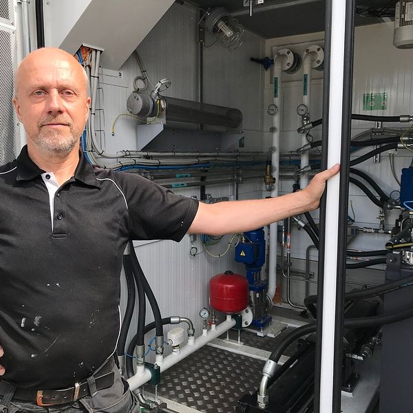 Mikael Vesala i Färgelanda står bredvik det som ska bli tankstation för färgelandas biogasbilar.