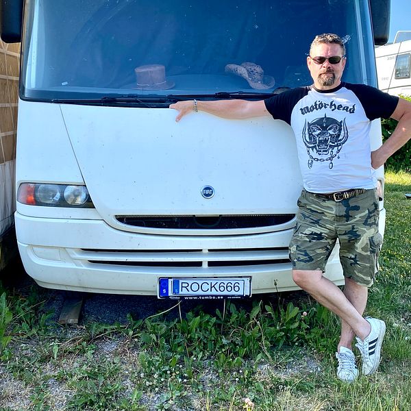 Tony Wrangskog från Västerås vid sin husbil.