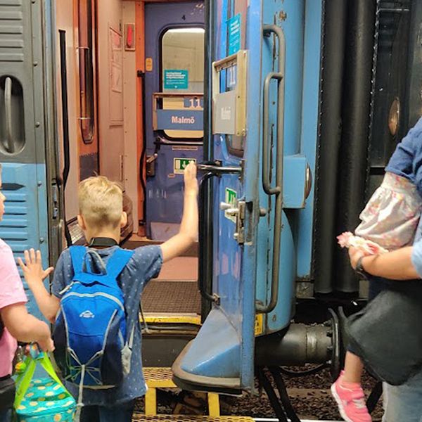 En familj på väg ombord på ett tåg. Nils Klerebo ger sina bästa tips för när man ska åka på tågsemester med barn.